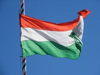 Le drapeau hongrois flottant au vent. [wikipedia]