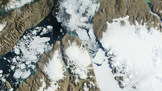 Les images de la Nasa montrent l'énorme morceau de glace se détachant du glacier de Petermann, situé sur la côte nord-ouest du Groenland. [NASA - Reuters]