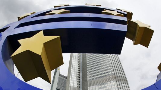 Le symbole de l'euro devant le siège de la Banque centrale européenne à Francfort. [Michael Probst - Keystone]