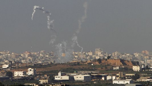 Les tirs de roquettes depuis le nord de Gaza en direction d'Israël laissent apparaître des panaches de fumée. [Amir Cohen - Reuters]