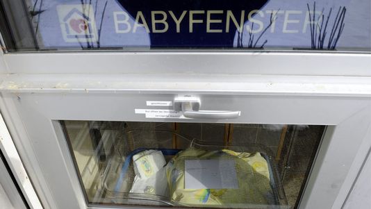 La "boîte à bébés" d'Einsiedeln, dans le canton de Schwytz, existe depuis dix ans et est considérée comme une "expérience positive" par les députés valaisans. [Keystone]