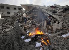 Des Palestiniens sur un site bombardé au centre de Gaza. [Bernat Armangue - Keystone]