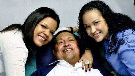 Le 15 février dernier, le gouvernement vénézuélien avait diffusé une photo de Hugo Chavez tout sourire à  l'hôpital cubain de La Havane, entouré de ses filles. [Ministry of Communicaitons  - Keystone]