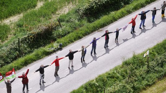 A human chain was formed 25 km.  [Jean-Sebastien Evrard - AFP]