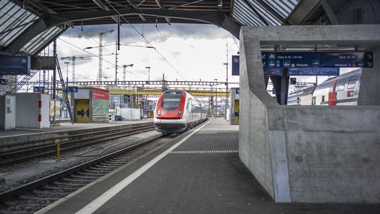 Certaines gares de Suisse, comme celle de Zurich (photo), verront l'installation de kiosque directement sur les quais. [Gaetan Bally - Keystone]