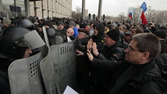 Mercredi, des manifestants pro-russes reprennent le bâtiment de l'administration régionale à Dontesk, dont il avaient été chassés le matin même. [AP Photo/Sergei Chuzavkov - Keystone]