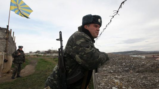 Les troupes ukrainiennes en Crimée, ici à Belbek, ont été sommées par le vice-Premier ministre de devenir russes, ou de partir. [Zurab Kurtsikidze - Keystone]