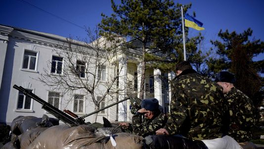 La base militaire ukrainienne de Belbek, en Crimée, est encerclée par les forces russes. [Jakubi Kaminski  - EPA]