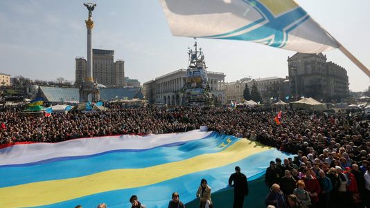 Des milliers d'Ukrainiens ont manifesté dimanche à Kiev. [EPA/SERGEY DOLZHENKO - Keystone]
