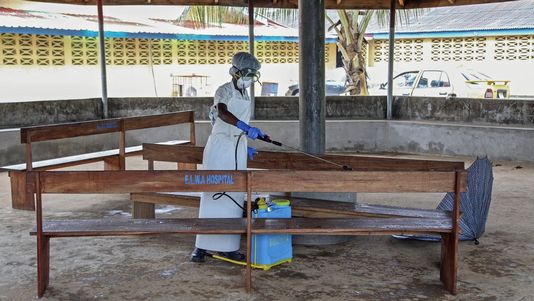 Malgré les mesures de désinfection, comme ici au Liberia, l'épidémie d'Ebola reste hors de contrôle. [Ahmed Jallanzo - Keystone]