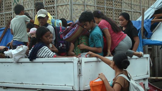 De nombreux Philippins ont commencé vendredi à chercher un abri pour se protéger du typhon Hagupit. [Marlon Tano - AFP]