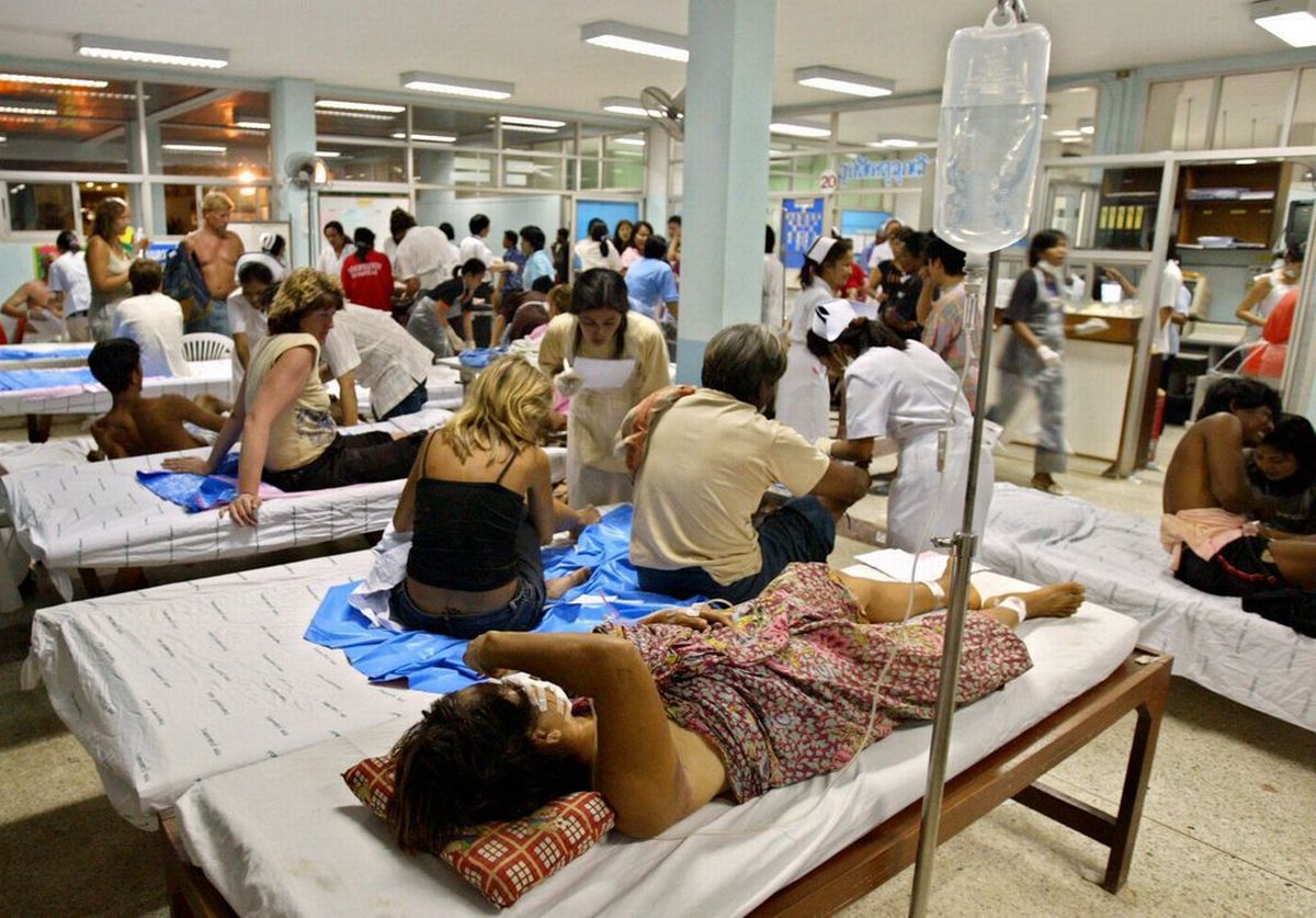 Les premiers blessés amenés à l'hôpital de Krabi, au sud de la Thaïlande.