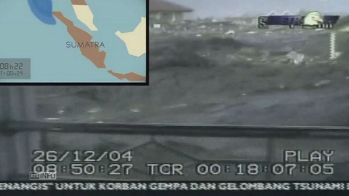 Tsunami 2004, la vague dévaste l'Indonésie