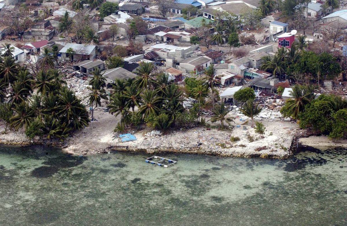Vue aérienne du village de Kolhuvaariyaafushi aux Maldives, après le passage du tsunami.