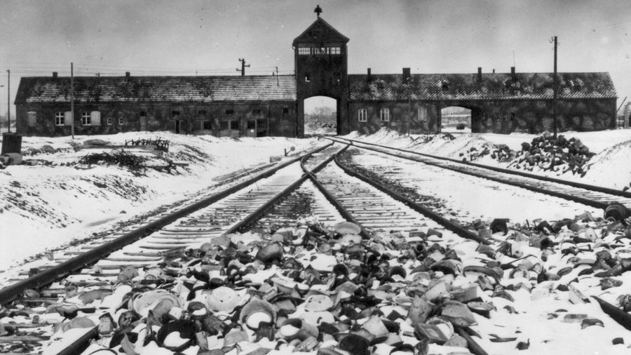 Photo prise en janvier 1945 montrant la grille d'entrée, que les prisonniers surnommaient "porte de la mort", et les rails du camp de concentration d'Auschwitz après sa libération par les troupes soviétiques.