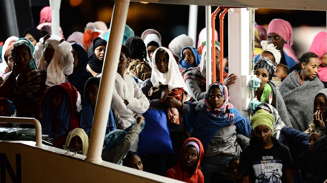 Des migrants attendent de pouvoir débarquer dans le port d'Augusta, sur la côte est de la Sicile, le dimanche 7 juin 2015.