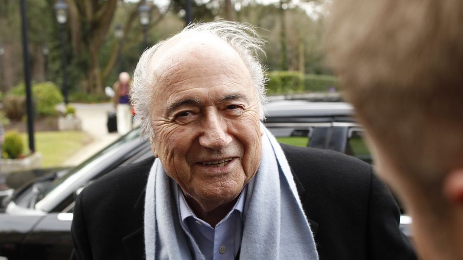 Sepp Blatter accuse les deux anciens président allemand et français d'avoir influencé l'attribution du Mondial 2022 au Qatar.