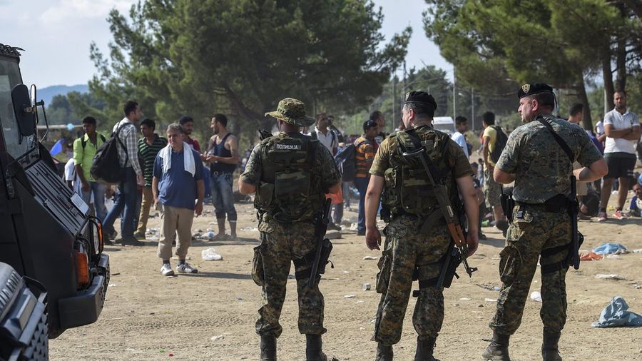 Des forces spéciales gardent la frontière entre la Macédoine et la Grèce, où des milliers de migrants attendent pour passer la frontière.