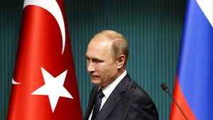 Depuis le début de la crise, les hauts responsables russes ont refusé tout contact avec leurs homologues turcs. Vladimir Poutine, après avoir refusé de prendre les appels du président turc, l'a même soigneusement évité lors de la COP21 à Paris.