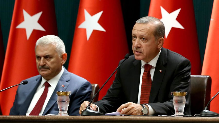 Le président turc Recep Tayyip Erdogan (d.) et son Premier ministre Binali Yildirim le 22 juillet 2016 lors d'une conférence de presse.