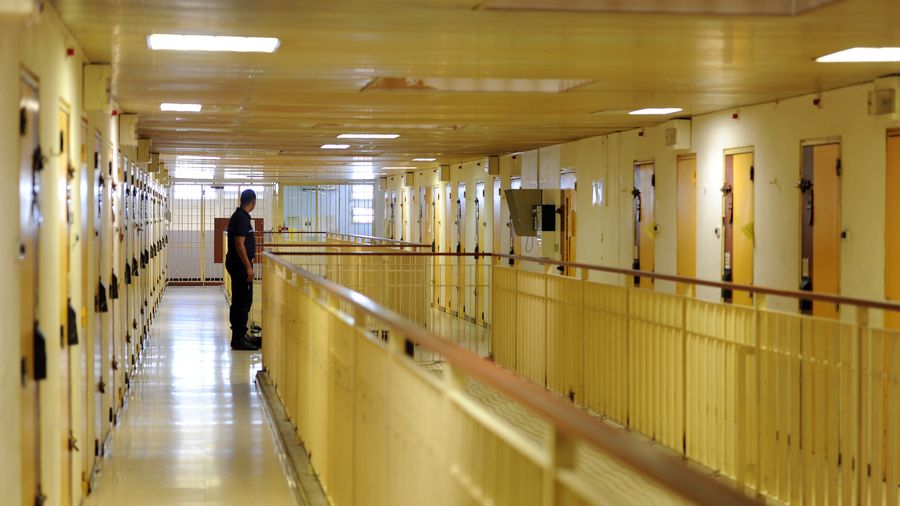 Un surveillant pénitentiaire dans les couloirs d'une maison d'arrêt en France.