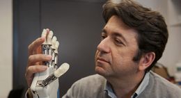 Le dispositif permettrait d'actionner un bras robotique additionnel chez des personnes saines. Il pourrait aussi servir à des personnes handicapées ou pour une rééducation après une attaque cérébrale. [Hillary Sanctuary, EPFL, Science Translational Medicine - Keystone]