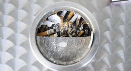 Le nombre d'adultes qui consomment du tabac dans le monde a baissé ces dernières années. [Keystone]