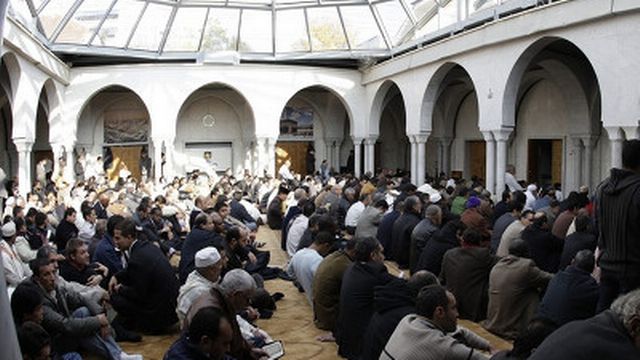 Des fidèles réunis dans la mosquée de Genève. [Keystone]