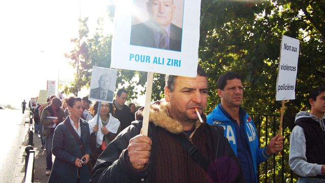 Nasser, ami et cousin d'Ali Ziri, lors du rassemblement du 17 octobre 2009. [Delphine Gourlay.]