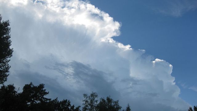 Un gros nuage dans les ciel d'été onésien (à Genève) [Eveline Monticelli - RTS]