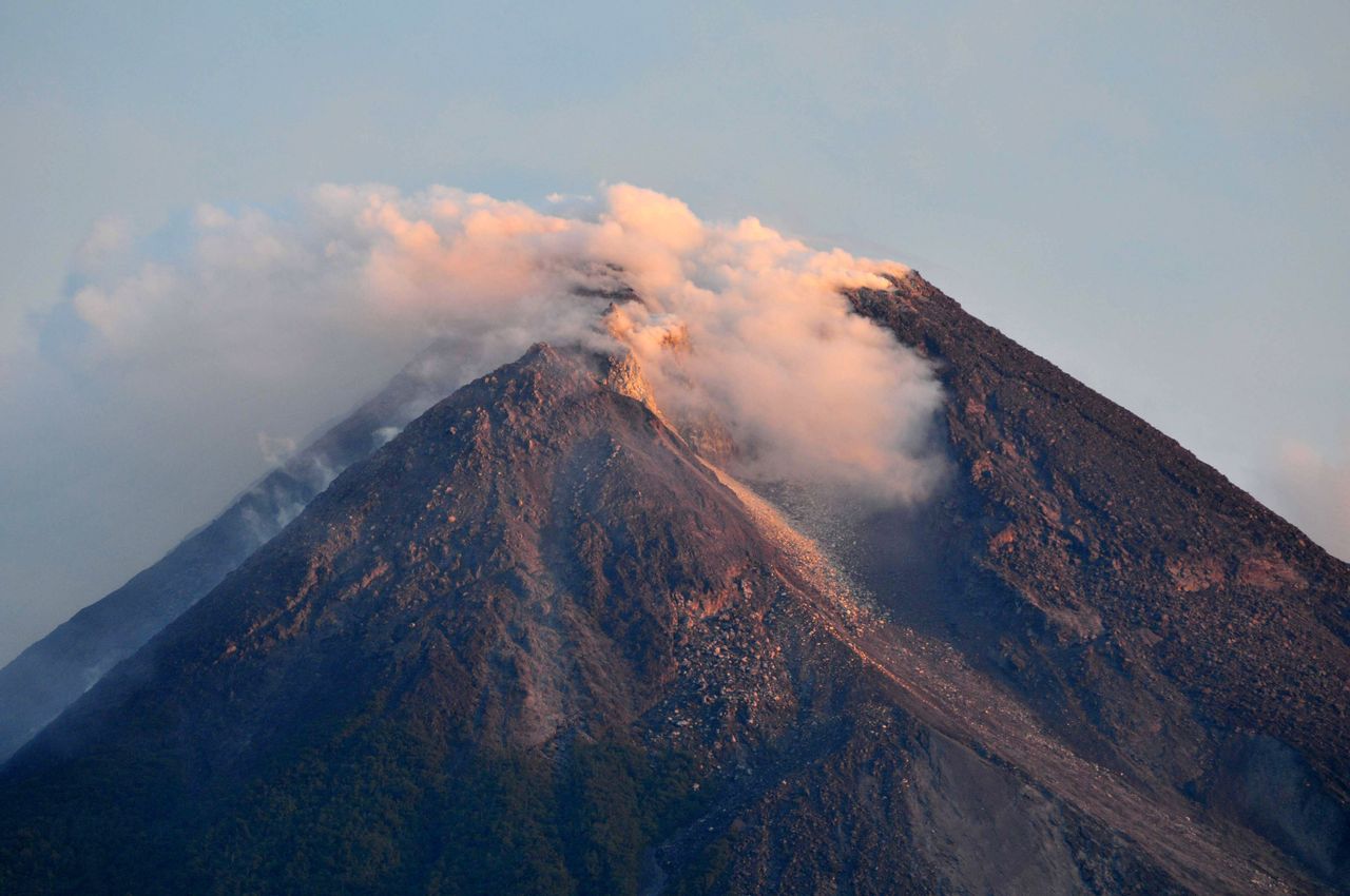 Какой самый крупный вулкан. Мерапи остров Ява. Вулкан Мерапи Индонезия. Огненная гора: Мерапи, Индонезия. Вулкан Мерапи на острове Ява.