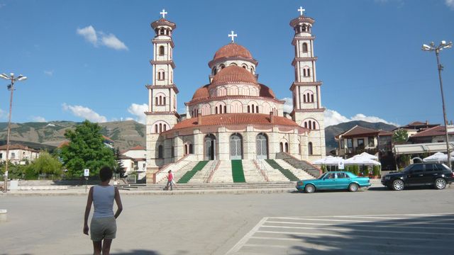 Après la chute du communisme, la religion a repris ses droits en Albanie... et une imposante église orthodoxe a été bâtie à Korça. [Frédéric Faux - RTS]