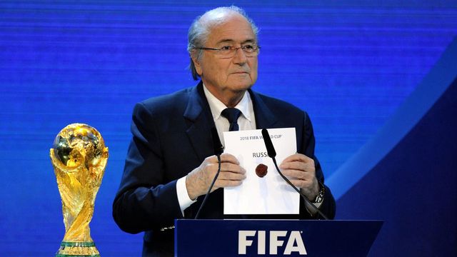 Sepp Blatter vient d'ouvrir l'enveloppe: la Russie l'emporte pour 2018. [Walter Bieri. - Keystone]