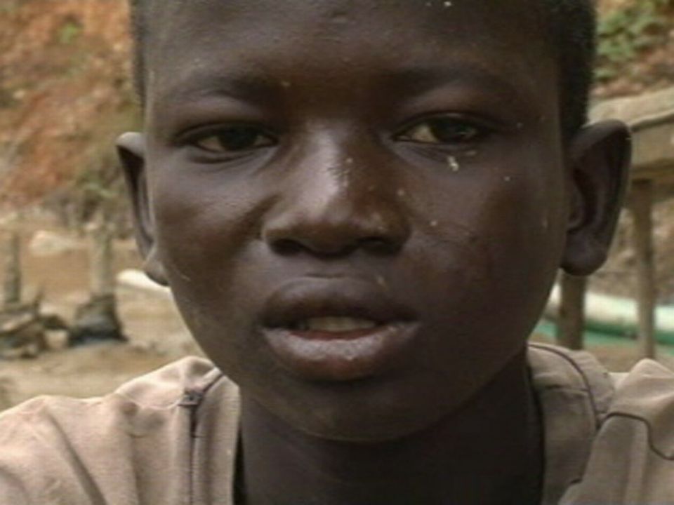 Abu, 14 ans, cherche d'improbables restes de poussière d'or