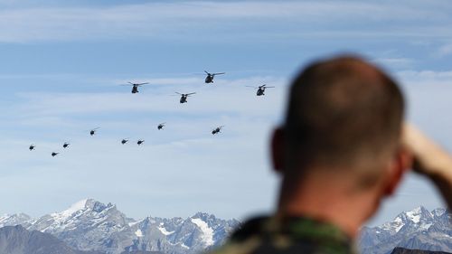 Hélicoptères de l'armée suisse durant un spectacle aérien.