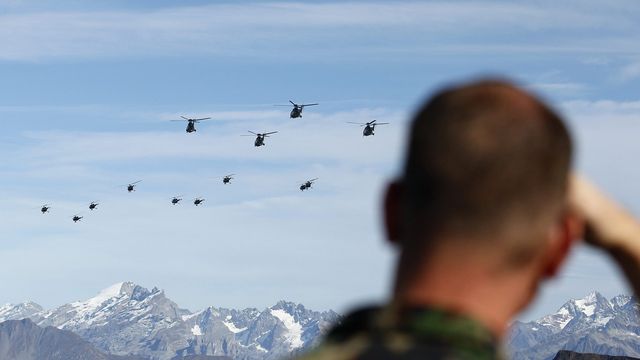 Hélicoptères de l'armée suisse durant un spectacle aérien. [Peter Klaunzer - Keystone]