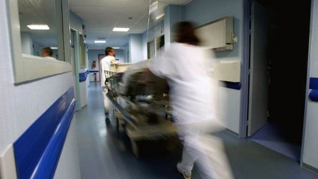 Des infirmières déplacent un malade alité [AFP]