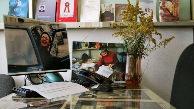 A la rédaction de Novaya Gazeta, le bureau d'Anna Politkovskaïa est toujours intact, 5 ans après son assassinat à Moscou le 7 octobre 2006. [Madeleine Leroyer - RTS]