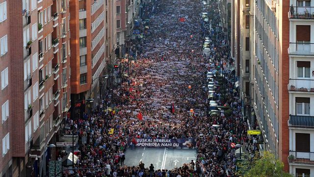 Des dizaines de milliers de personnes dans les rues de Bilbao. [Rafa Rivas - AFP]