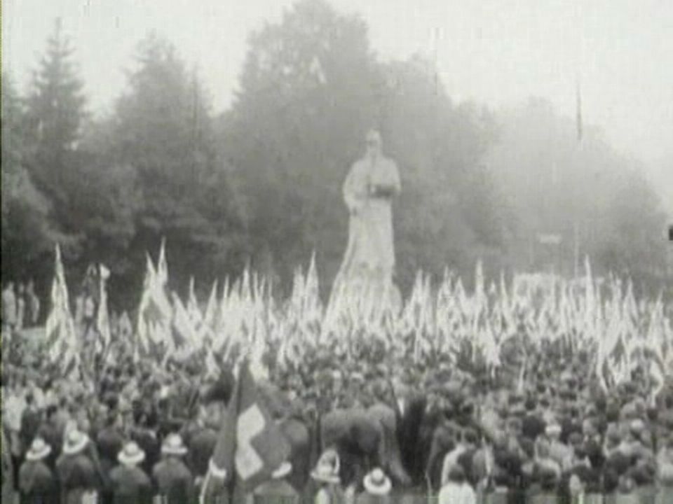 Le Fritz entouré de manifestants et de drapeaux jurassiens [TSR ]