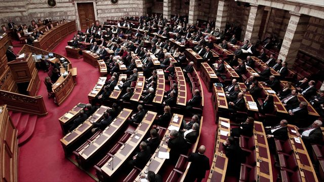 Le Parlement grec a approuvé tard dimanche soir le plan d'austérité voulu par l'UE et le FMI. [AFP - AFP]