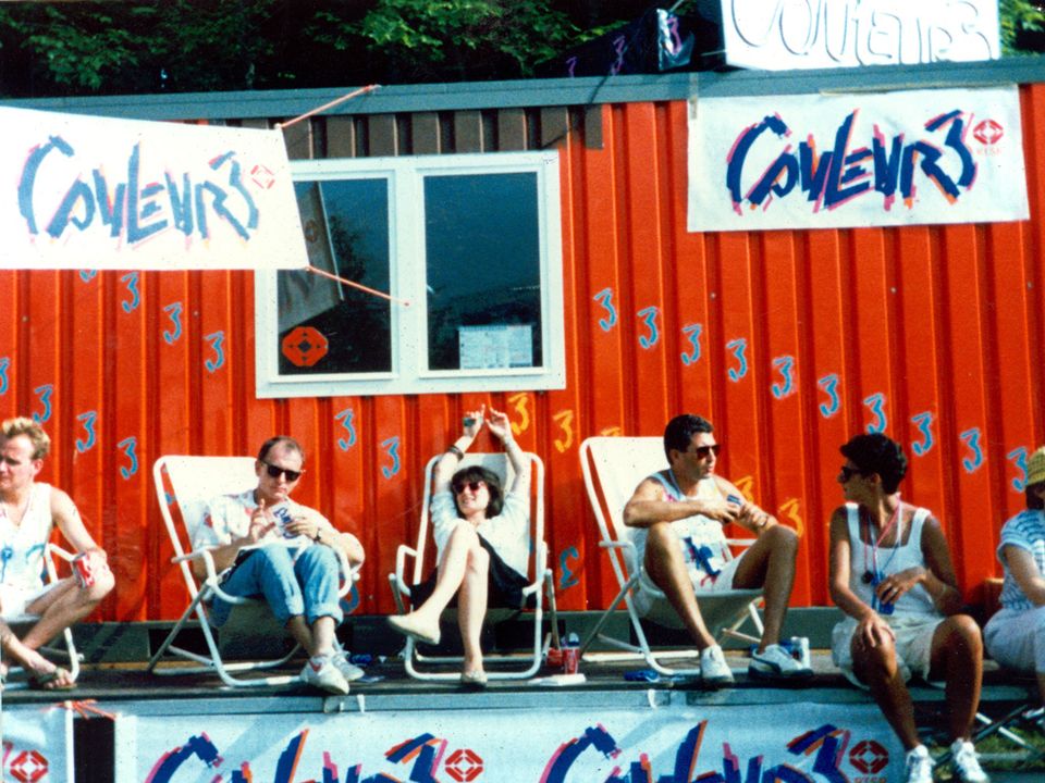 L'équipe Couleur 3 devant les studios lors du premier Leysin Rock Festival en 1987. [RTS]