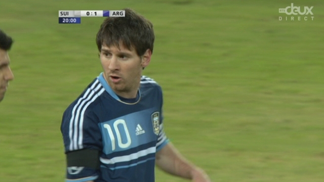 Match amical à Berne. Ala 20e minute, un remarquable "une-deux" entre Messi et Aguëro amène le 1-0 argentin par Messi