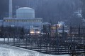 La centrale nucléaire bernoise de Mühleberg devrait fermer l'an prochain déjà après que  le Tribunal administratif fédéral en a ordonné la fermeture en 2013. [Peter Klaunzer - Keystone]