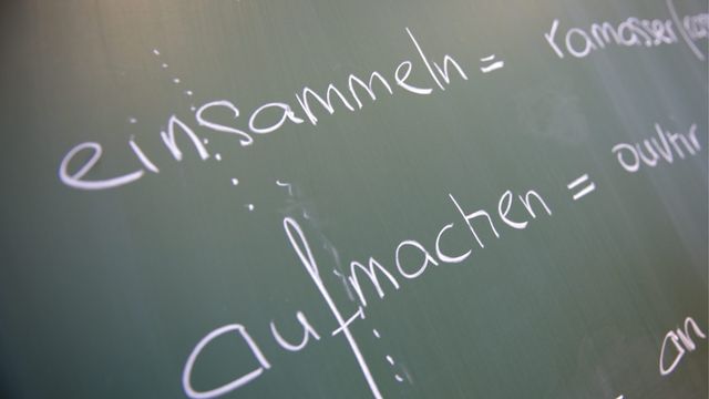 Un syndicat d'enseignants zurichois recommande de dispenser les élèves les plus faibles de certains enseignements, dont le français, au profit des mathématiques et de l'allemand. [Georgios Kefalas - Keystone]