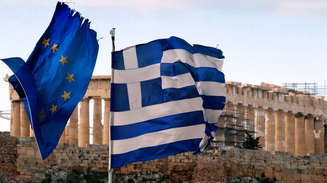 Les drapeaux de l'Union européenne et de la Grèce flottent devant le Parthénon à Athènes. [Yannis Behrakis - Reuters]