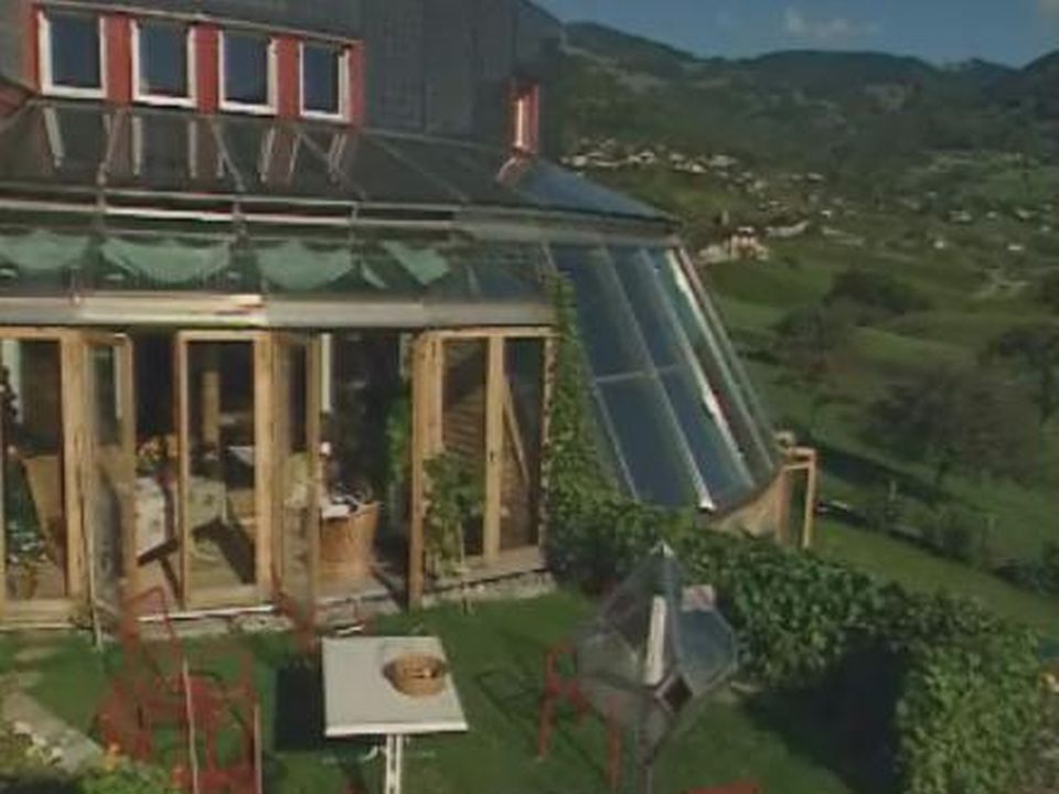 Une maison écologique solaire [TSR 2000]