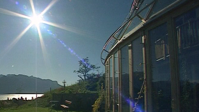 Une maison écologique solaire [TSR 2000]