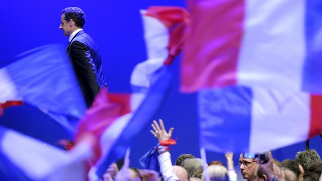 Nicolas Sarkozy (L), French incumbent President and 'Union pour un Mouvement Populaire' (UMP) party candidate for the 2012 French Presidential election, leaves the stage after his declaration to supporters after conceding defeat to Francois Hollande in Paris, France, 06 May 2012. Nicolas Sarkozy conceded defeat to Francois Hollande in 06 May's presidential election. 'Francois Hollande is the president of the republic and he must be respected,' he told supporters in Paris, wishing the Socialist luck. EPA/CHRISTOPHE KARABA 
 [Christophe Karaba - Keystone]