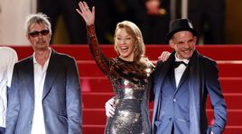 Leos Carax (à gauche) a gravi les marches à Cannes en compagnie de Kylie Minogue et de son fidèle acteur Denis Lavant. [Ian Langsdon - Keystone]